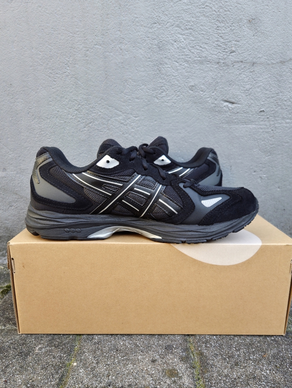 ASICS GEL-K1011 Sneakers Mens 10.5 Black Silver Running Shoes NEW - Picture 3 of 10